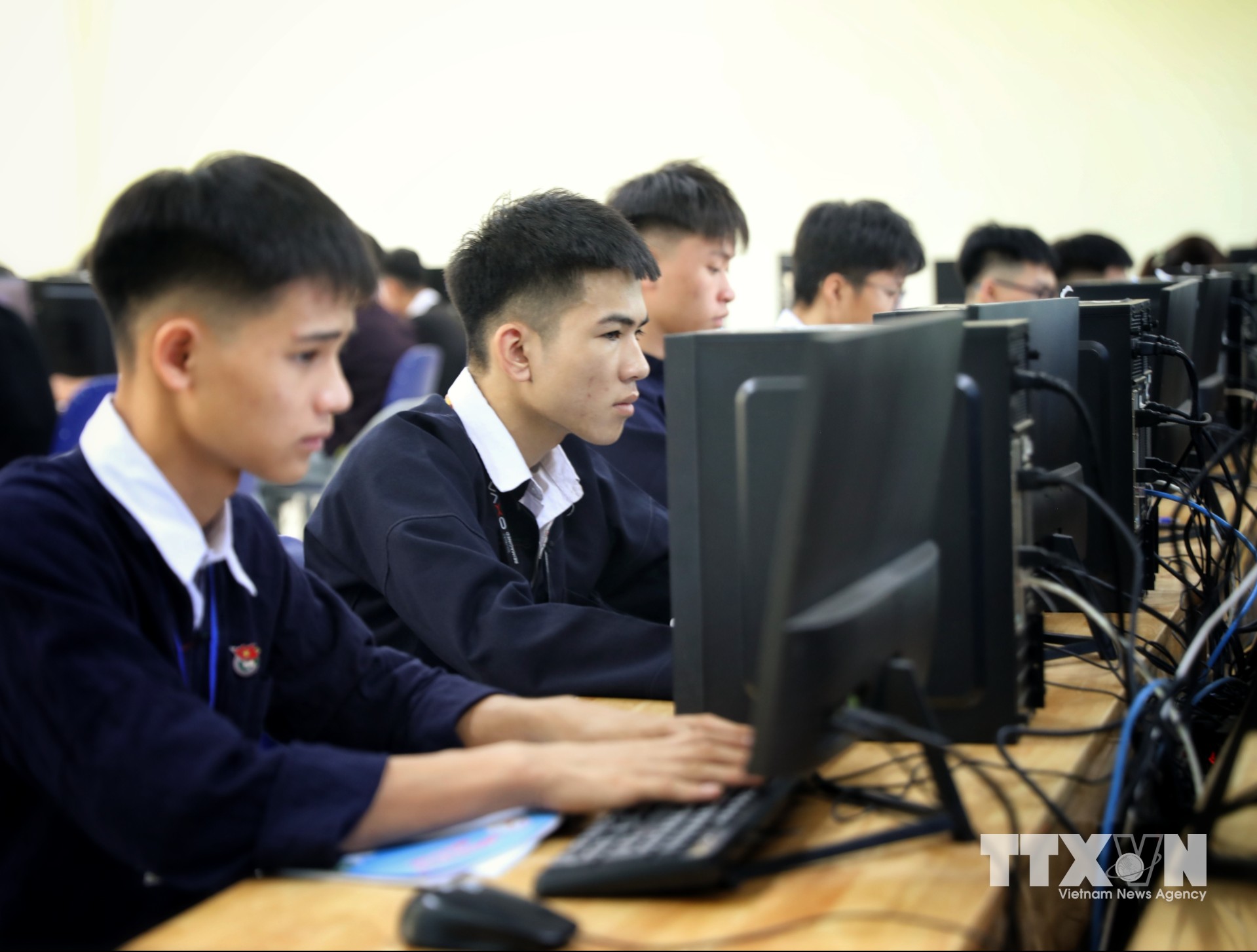 Trường DTNT THCS và THPT Nguyễn Tất Thành trang bị máy tính cho học sinh thực hành. (Ảnh: Danh Lam/TTXVN)